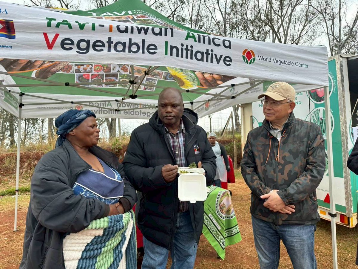 TW_Eswatini's tweet photo. #LoveFromTaiwan delivers handsome dividends for the people! Amb. Liang &amp; Minister Maseko took part in a #TaiwanCanHelp clinic, boosting the health &amp; well-being of 300+ Emaswati. Taiwan🇹🇼 &amp; Eswatini🇸🇿 are true friends &amp; partners in promoting #HealthForAll &amp; inclusive prosperity! https://t.co/1twvgRAzeU