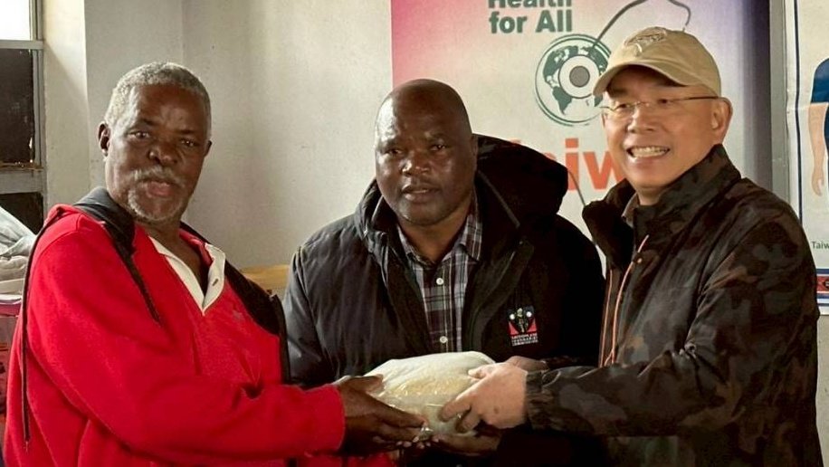 TW_Eswatini's tweet photo. #LoveFromTaiwan delivers handsome dividends for the people! Amb. Liang &amp; Minister Maseko took part in a #TaiwanCanHelp clinic, boosting the health &amp; well-being of 300+ Emaswati. Taiwan🇹🇼 &amp; Eswatini🇸🇿 are true friends &amp; partners in promoting #HealthForAll &amp; inclusive prosperity! https://t.co/1twvgRAzeU