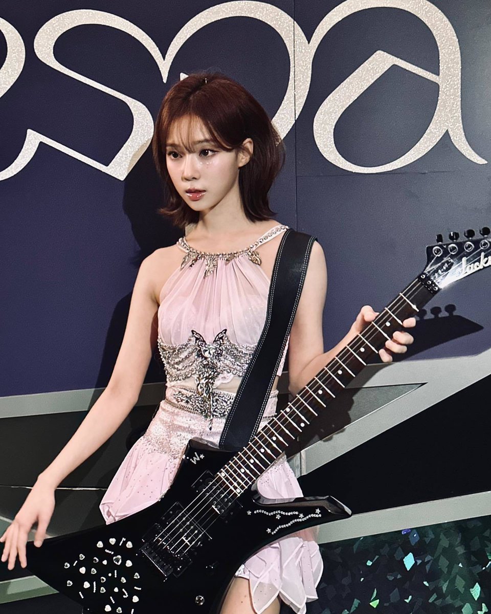 winterdata_jp's tweet photo. ギター🎸・ショートヘア・冬❄️

#WINTER #윈터 #金旼炡 #冬子 #ウィンター https://t.co/6oYsGFlARY