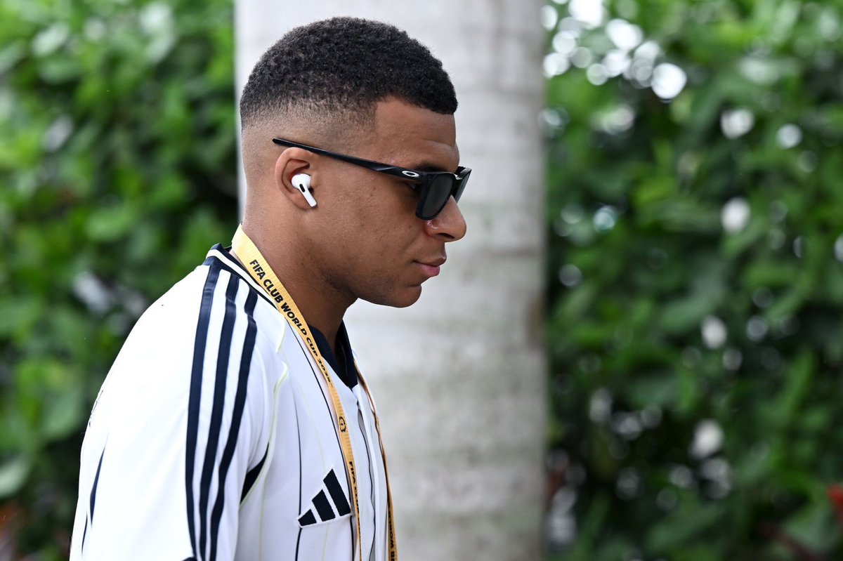 ActuFoot_'s tweet photo. Le discours de Kylian Mbappé 🇫🇷 sur l’anonymat 👇 : 

« Ça fait bizarre de voir des gens qui font le même métier que moi, qui jouent dans les mêmes équipes que moi, mais qui n’ont pas la même vie que moi… 

QUAND ON SORT DU VESTIAIRE ON A PAS LA MÊME VIE ! ❌ (…)

C’est inspirant d’avoir des choses pour lesquelles tu es adulé, des choses pour lesquelles tu es détesté. Au final, TU NE LAISSES JAMAIS PERSONNE INDIFFÉRENT ! Et je pense que c’est la marque des grands, ça.

Je suis arrivé à un stade qui dépasse l’entendement. En même temps, l’être humain veut toujours ce qu’il n’a pas. 

Peut-être que si j’avais eu l’anonymat, j’aurais aimé être moi. Alors je ne rêve pas forcément d’anonymat, mais d’être un peu comme mes coéquipiers qui vivent de leur passion mais ne sont pas épiés à chaque instant de la journée. »

🎙️ Le Parisien