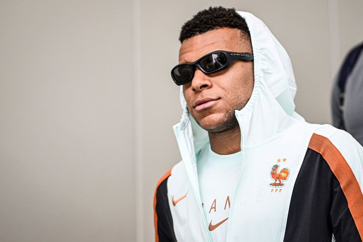 ActuFoot_'s tweet photo. Le discours de Kylian Mbappé 🇫🇷 sur l’anonymat 👇 : 

« Ça fait bizarre de voir des gens qui font le même métier que moi, qui jouent dans les mêmes équipes que moi, mais qui n’ont pas la même vie que moi… 

QUAND ON SORT DU VESTIAIRE ON A PAS LA MÊME VIE ! ❌ (…)

C’est inspirant d’avoir des choses pour lesquelles tu es adulé, des choses pour lesquelles tu es détesté. Au final, TU NE LAISSES JAMAIS PERSONNE INDIFFÉRENT ! Et je pense que c’est la marque des grands, ça.

Je suis arrivé à un stade qui dépasse l’entendement. En même temps, l’être humain veut toujours ce qu’il n’a pas. 

Peut-être que si j’avais eu l’anonymat, j’aurais aimé être moi. Alors je ne rêve pas forcément d’anonymat, mais d’être un peu comme mes coéquipiers qui vivent de leur passion mais ne sont pas épiés à chaque instant de la journée. »

🎙️ Le Parisien