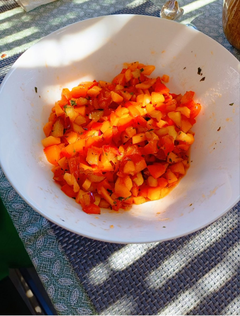 Melinaki_94's tweet photo. #Heat
#ζεστη
#Swimming_pools
#fruit_salad
#εργασια_και_χαρά
(Με το αγαπημένο μου #t_shirt)
Εδώ πού βρίσκομαι έχουν παντού πισίνες, αλλά εγώ κολυμπάω μόνο σε θάλασσες, και τις πισίνες μόνο τις κοιτάω.
Σήμερα τρώω μόνο φρουτοσαλάτα με πολύ ψιλοκομμένο ανανά, μπανάνα, μάνγκο, ροδάκινο, πεπόνι, βερίκοκο και αρκετές σταγόνες μέντας.
Το αυτοκίνητο παρκαρισμένο για μιά ωρα στον ήλιο δείχνει 44°🙀