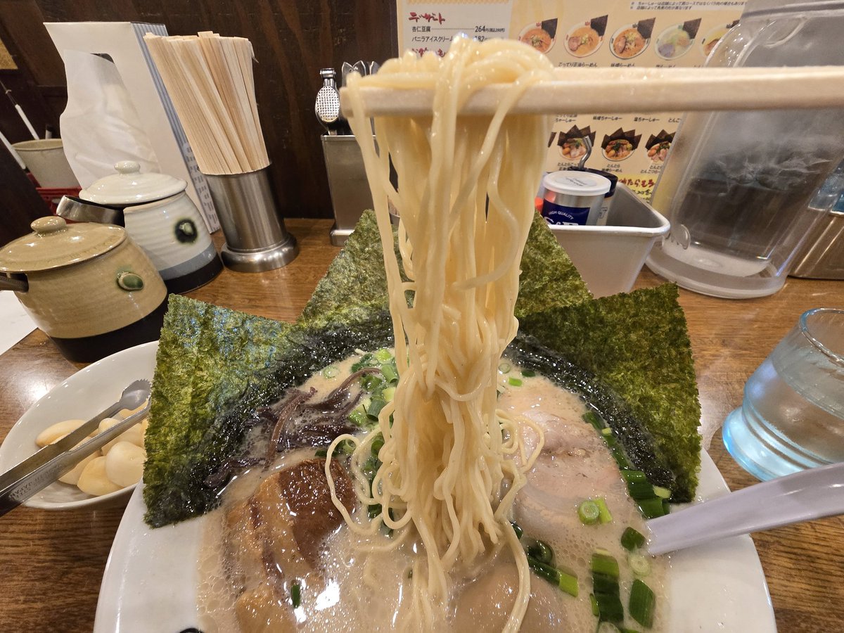 Camel0322's tweet photo. 新座市
東京とんこつ　とんとら

とんこつとんとらラーメン
深夜無性にラーメン食べたくなり訪問～😋
臭みが足りないが勿論旨いラーメン🍴😆✨
角煮もチャーシューも旨し(￣￢￣)
なんと言ってもニンニククラッシャーが置いて有るのは💯💯💯です～😆
ごちそうさまでした🙏🙏🙏 https://t.co/J4yExAJ5PG