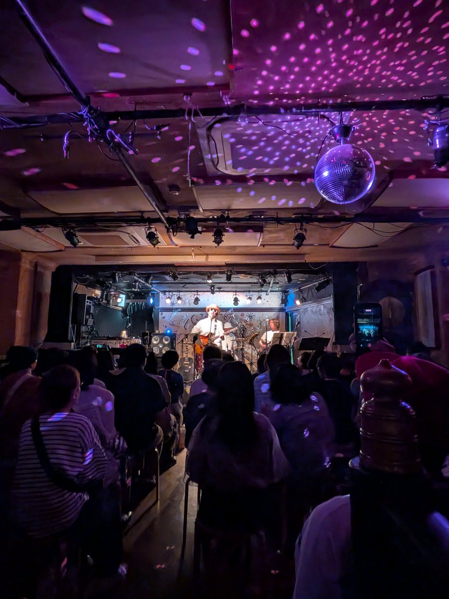Mayumi3bi's tweet photo. 6/14 diary2 晴れ豆
カジくん『THE BLUE BOY全曲ライブ』行って来ました。
初めは3人編成でサングラスで登場。大橋くんや堀江くんクニミちゃん達6人編成になり、赤い傘持って盛り上がるカジくん！
アンコールはボーダーに着替えてWe are ボーダーズ！！
楽しかった！ https://t.co/tvm9McT7pi