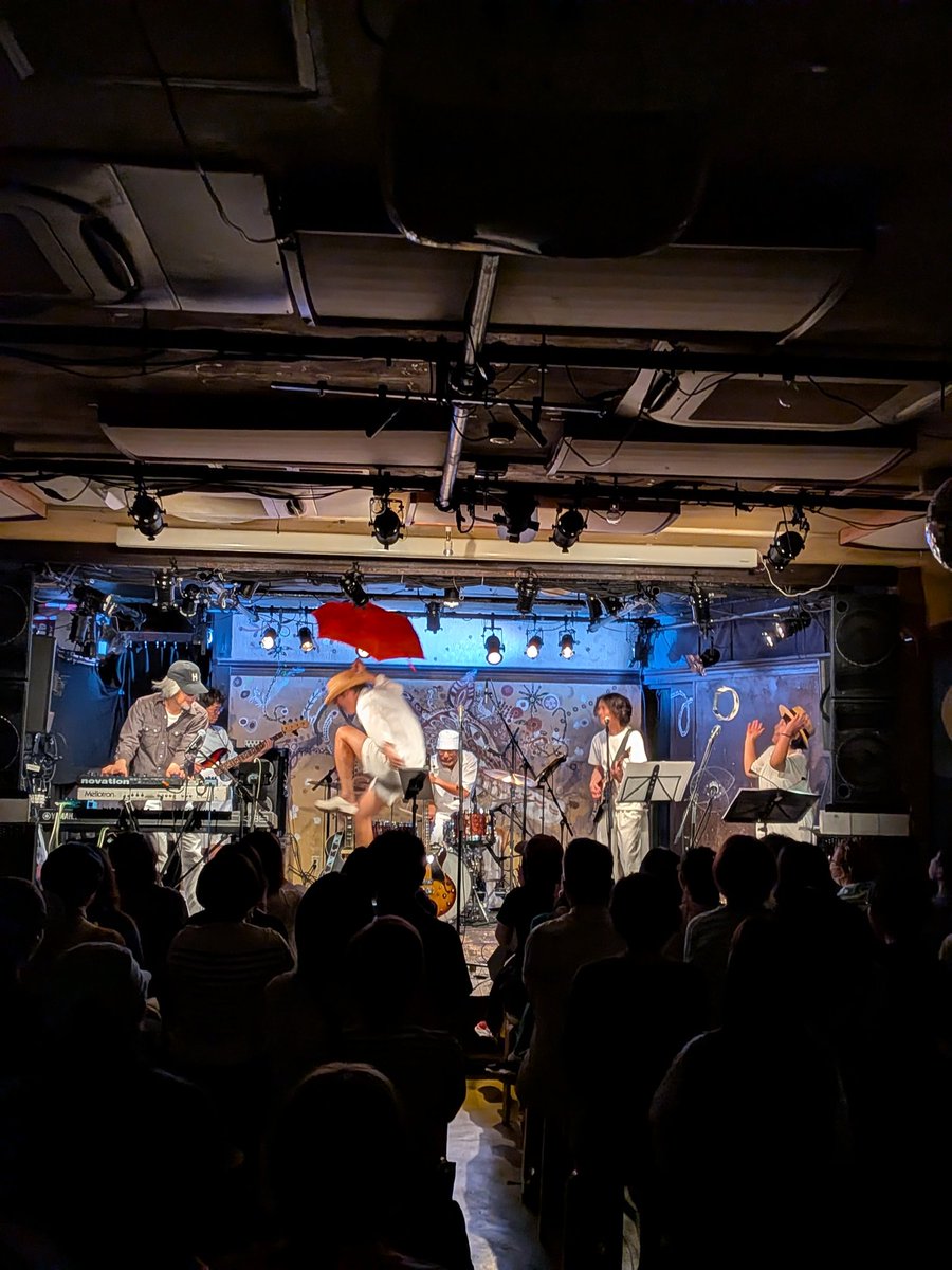 Mayumi3bi's tweet photo. 6/14 diary2 晴れ豆
カジくん『THE BLUE BOY全曲ライブ』行って来ました。
初めは3人編成でサングラスで登場。大橋くんや堀江くんクニミちゃん達6人編成になり、赤い傘持って盛り上がるカジくん！
アンコールはボーダーに着替えてWe are ボーダーズ！！
楽しかった！ https://t.co/tvm9McT7pi