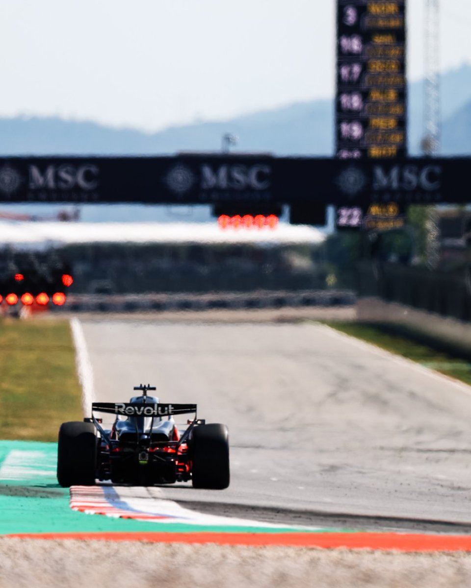 SoyMotor's tweet photo. 🤯 Un abandono SURREALISTA de Nico Hülkenberg. 

➡️ Rodaba en la décima posición cuando el coche de Lawson le ha 'escupido' grava.

➡️ La grava ha golpeado el extintor y un interruptor que apaga el coche en caso de emergencia.

#F1 #BarcelonaGP https://t.co/XMMzrjubhr
