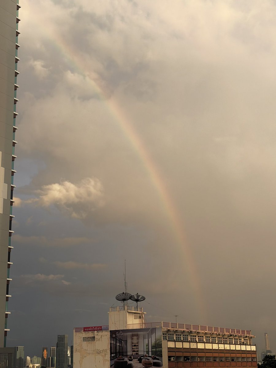 pu_thanabat's tweet photo. วันนี้ช่วงเย็นเห็นรุ้งด้วยยย 🌈
มีใครเห็นเหมือนกันมั้ยยยย https://t.co/cLWyohxO1Q