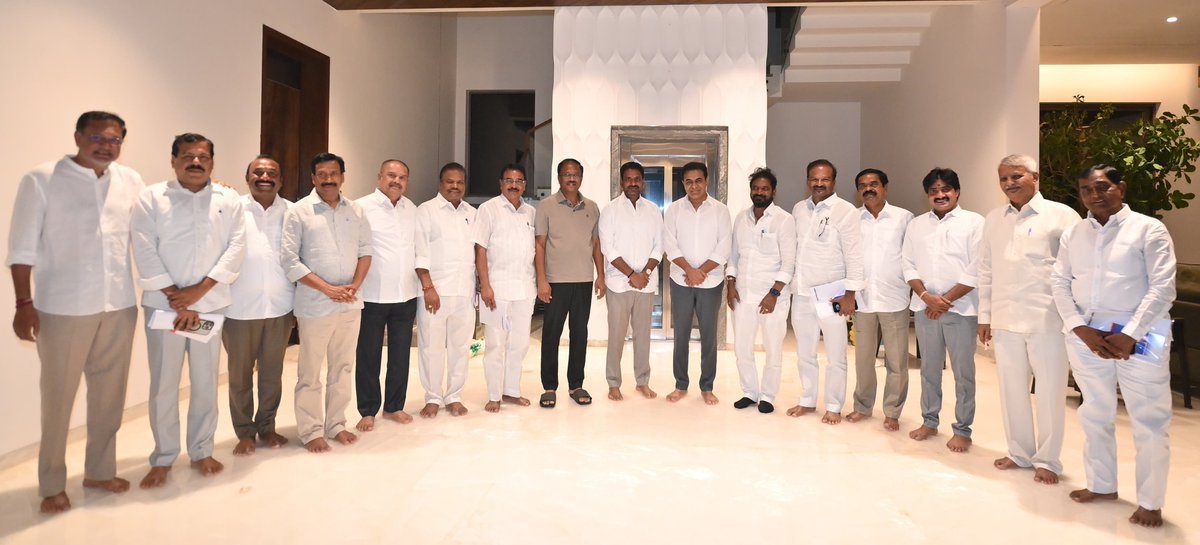 ChinnaBRS89's tweet photo. ఉమ్మడి పాలమూరు జిల్లా నేతలతో సమీక్ష నిర్వహించిన @KTRBRS 

"పాలమూరు ప్రాజెక్టును పక్కనపెట్టి రేవంత్ రెడ్డి జిల్లాకు ద్రోహం చేస్తున్నారు. వచ్చే ఎన్నికల్లో కొడంగల్‌లో ఆయనకు ఓటమి తప్పదు. 2028లో ఉమ్మడి పాలమూరులో బీఆర్ఎస్ క్లీన్ స్వీప్ ఖాయం."

#BRS #KTR #Palamuru https://t.co/mlRMOe8wRB