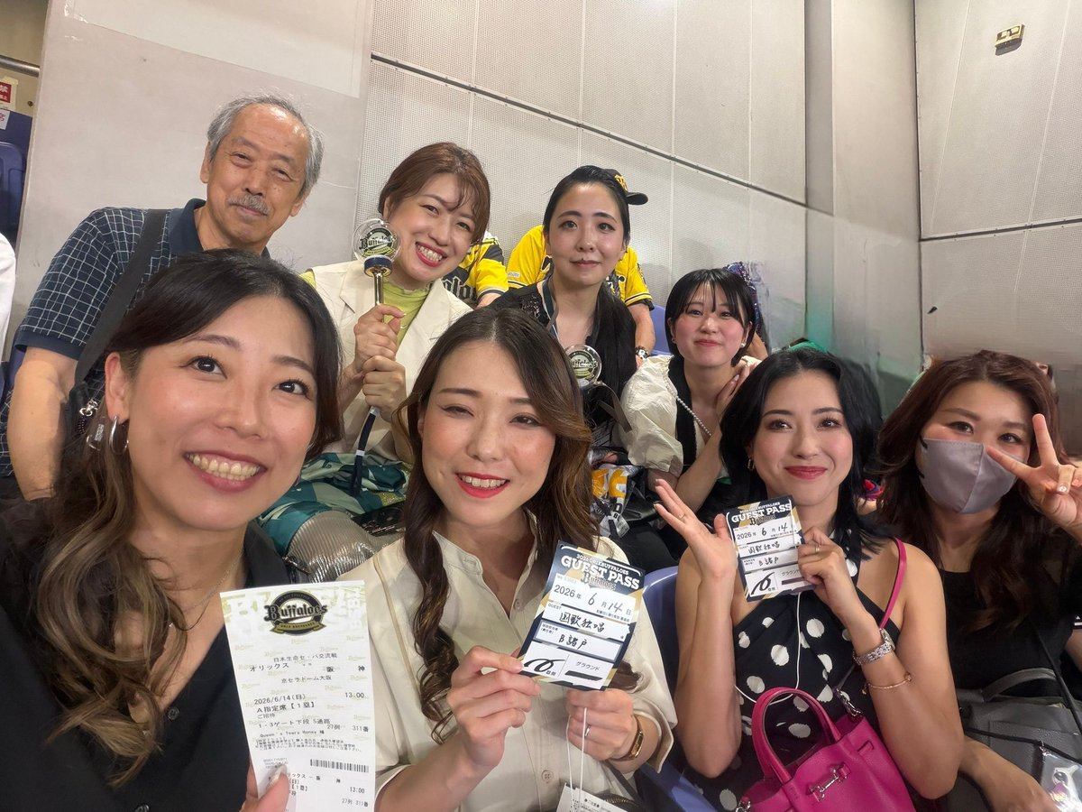 maruanmoon's tweet photo. Queen′s Tears Honey
オリックス×阪神戦 試合前セレモニー
国歌斉唱 出演いたしました⚾️
満員のスタンドの中ありがとうございました♪

QTが国歌斉唱させていただいた日は5年連続勝利で嬉しい🙌✨
今日は劇的サヨナラ勝利で試合観戦もほくほくでした☻

(3枚目の写真はQTwithカメラマン父) https://t.co/aT76w6AGCM