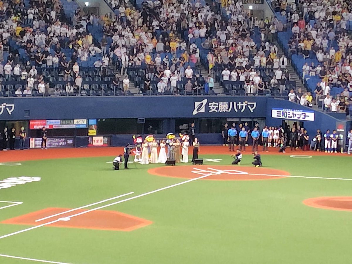 maruanmoon's tweet photo. Queen′s Tears Honey
オリックス×阪神戦 試合前セレモニー
国歌斉唱 出演いたしました⚾️
満員のスタンドの中ありがとうございました♪

QTが国歌斉唱させていただいた日は5年連続勝利で嬉しい🙌✨
今日は劇的サヨナラ勝利で試合観戦もほくほくでした☻

(3枚目の写真はQTwithカメラマン父) https://t.co/aT76w6AGCM
