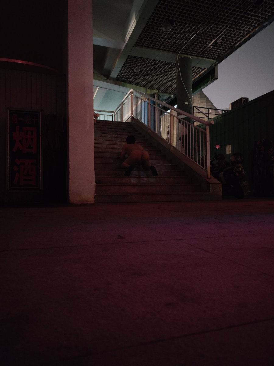 weiwei66487519's tweet photo. 和   环   境   融   为   一   体   😢 https://t.co/AXYvVdnobH
