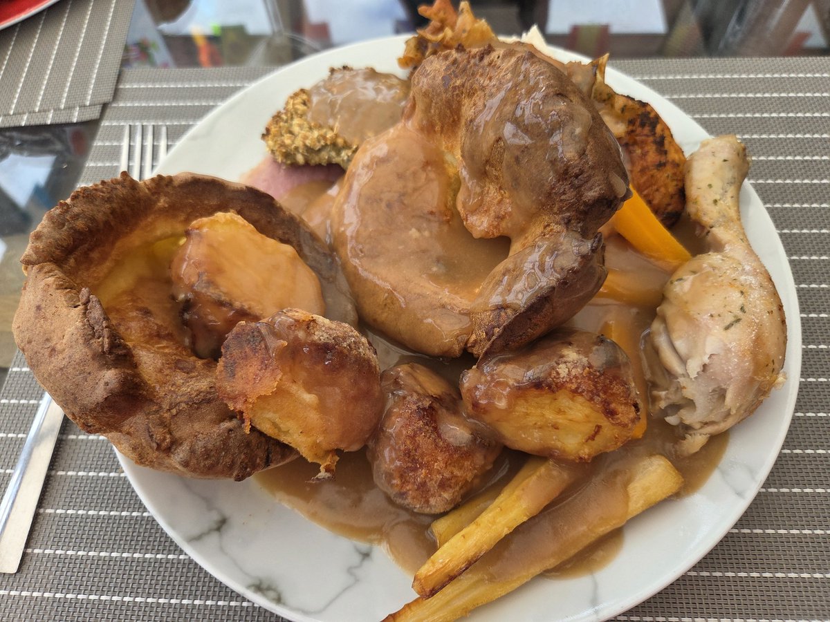 IanBoaler's tweet photo. Was so ready for that! Went down a treat 😋 #chickendinner #sundayroast #gravy https://t.co/bHU9n5IKMr