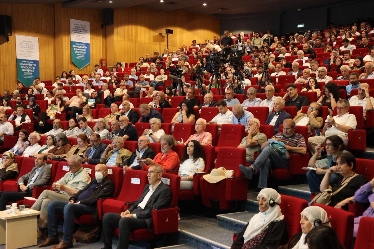 dempartistanbul's tweet photo. İki gün süren “İkinci Yüzyılda Cumhuriyetin Dönüşümü Konferansı”nı geride bıraktık. Halkları ve kimlikleri yüz yıldır sistematik olarak yalnızlaştırma politikasına karşı omuz omuza mücadeleyi uzmanlarından dinledik.
Şimdi, yeni yüzyılın eşiğinde haykırıyoruz; hep birlikte demokratikleşecek, tüm halklarla birlikte özgürleşeceğiz!

Bu önemli konferansa öncülük eden ve düzenleyen çağrıcılara teşekkür ediyoruz.
