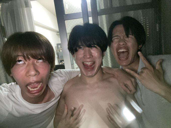 monji_YURIKA's tweet photo. そろそろ夏だしこのバカな男たちで集まりたいな https://t.co/ra2or3MgvG