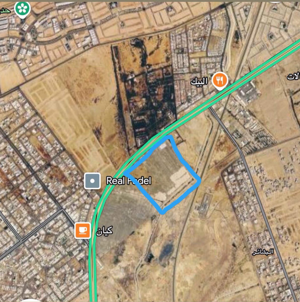 hasan_ashaq's tweet photo. مليار مبروك لأهالي جدة…
وصراحة التهنئة ماهي من قلب ؟

#جدة عانت سنوات طويلة من الفوضى البصرية 

كان من الطبيعي أن تفتح باب بيتك  فتجد أمامك ورشة سيارات أو مستودعًا  أو استخدامات اخرى .............

خلال السنوات الأخيرة شهدت المدينة تحسنًا بسيط  وهذا أمر ايجابي 

من المواقع التي كانت تشكل تشوهًا بصريًا على طريق جامعة جدة موقع تخزين السيارات والذي تمت إزالته ومنع استخدامه لهذا الغرض.

وتوقعنا أن يتحول هذا الموقع الاستراتيجي إلى مشروع نوعي يخدم الأحياء المحيطة مثل الحمدانية، ومخطط الرياض، والرحيلي وغيرها؛ بمجمعات سكنية وتجارية وإدارية وحدائق ومرافق ترفع جودة الحياة.

لكن المفاجأة أن جزءًا كبيرًا من الأرض تم تسويره لصالح هيئة مدن.

لا نختلف على أن مدن من أنجح الجهات الحكومية في تطوير المدن الصناعية وقدمت نماذج متميزة على مستوى المملكة

لكن السؤال:

هل الموقع الأنسب للأنشطة الصناعية هو قلب منطقة مكتملة عمرانيًا ومحاطة بأحياء سكنية كثيفة؟

برأيي جدة في هذا الموقع تحديدًا بحاجة إلى حياة سكنية وتجارية وإدارية راقية لا إلى مزيد من الاستخدامات الصناعية

هذه الأرض فرصة استثنائية لصناعة واجهة حضرية تخدم مئات الآلاف من السكان 

وأتمنى إعادة النظر في أفضل استخدام يحقق قيمة أكبر للمدينة وسكانه

@JeddahAmanah 
@SpgaKsa 
@jedgovsa 
عيوناً متشبعة صناعيات وورش ومستودعات