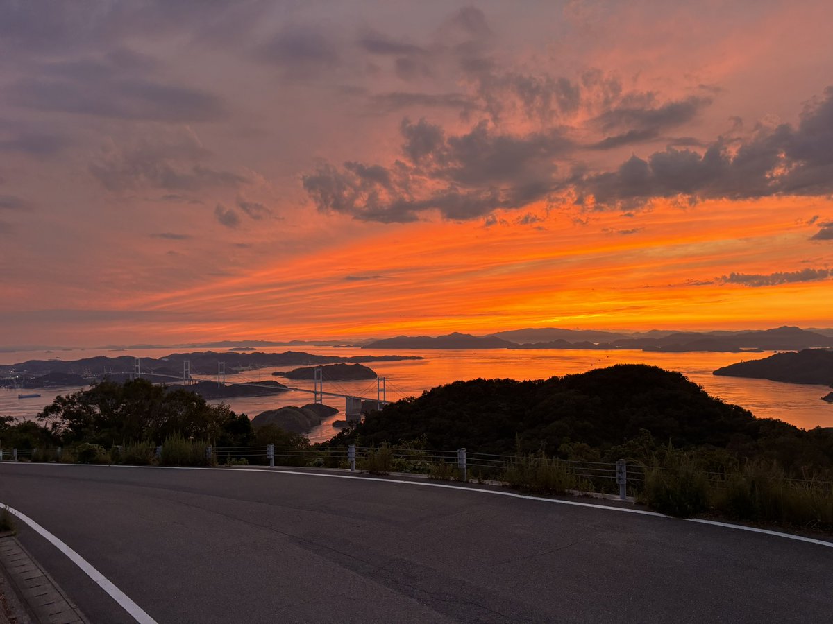 tk312cra's tweet photo. ちょっとそこまで
金夜からふらっと🚗
最近日が長くなって
爆焼け続いてたので 期待して行きました

虫やばい季節ですねえ🤧
行きしウォッシャー液出てくれたけど
ご覧の有様🫨
視界がとても悪かった🫠
そろそろフロントガラスリセットしよ

今週どっかで洗わないと

また明日からがんばりましょー💃🏽 https://t.co/jdeYobYxel