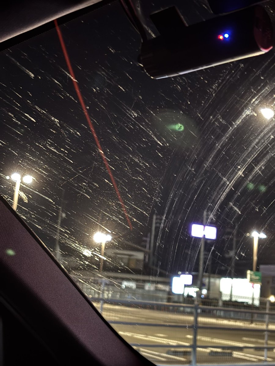 tk312cra's tweet photo. ちょっとそこまで
金夜からふらっと🚗
最近日が長くなって
爆焼け続いてたので 期待して行きました

虫やばい季節ですねえ🤧
行きしウォッシャー液出てくれたけど
ご覧の有様🫨
視界がとても悪かった🫠
そろそろフロントガラスリセットしよ

今週どっかで洗わないと

また明日からがんばりましょー💃🏽 https://t.co/jdeYobYxel
