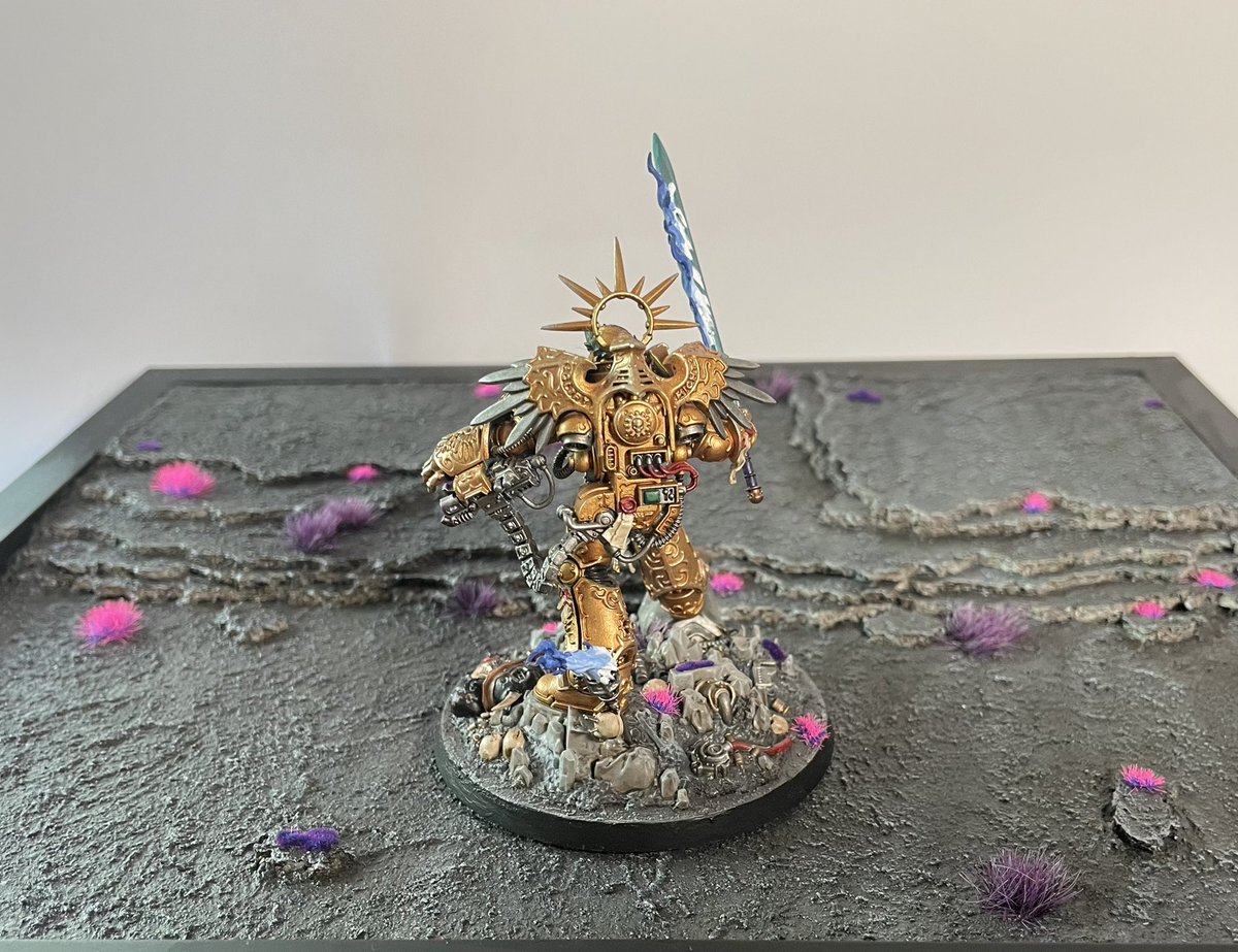 RossCowan7's tweet photo. Finished my all gold Robute Gulliman. Really happy with how he turned out. #WarhammerCommunity https://t.co/4Zis3RICzp