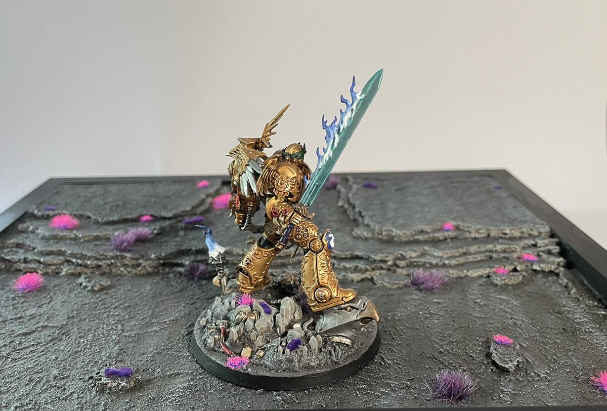 RossCowan7's tweet photo. Finished my all gold Robute Gulliman. Really happy with how he turned out. #WarhammerCommunity https://t.co/4Zis3RICzp