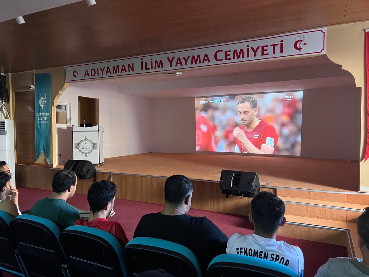 iycadiyamanyurt's tweet photo. Pazar sabahı yurt gençliğiyle tek yürek!
​Şube Başkanımız Sayın Sezai Yılmaz ve Başkan Yardımcımız Yunus Emre Pektaş’ın da katılımıyla Asım Karaer Camii'nde Sabah Namazı
 Yurt bahçesinde sıcak çorba sohbeti
⚽ Konferans salonunda büyük ekran maç keyfi!
​Gençlerimize teşekkürler! https://t.co/gfc66ALUUI