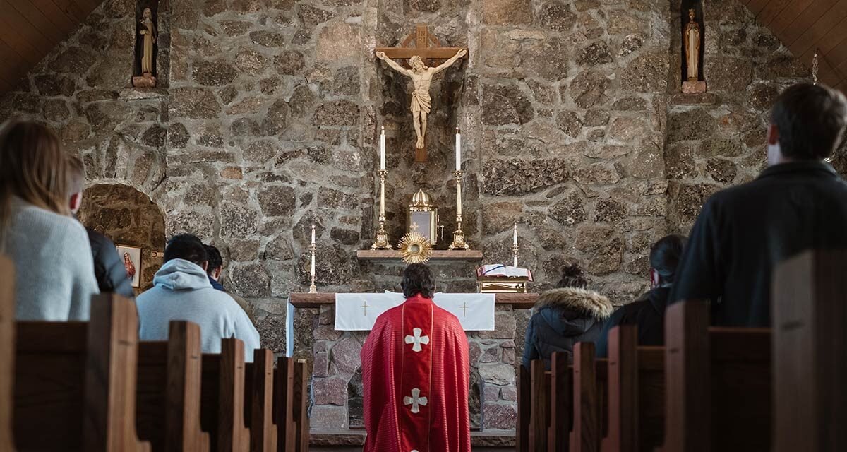 SanBasilio_'s tweet photo. Ir a un templo protestante, budista, sinagoga, mezquita o cualquier otra religión es lo mismo, ninguna posee la plenitud de la verdad.
Solo la Iglesia Católica fundada por Cristo sobre Pedro y sucesores, recibió el mandato de custodiar y transmitir infaliblemente la fe y la moral https://t.co/fhsqK7vvbe