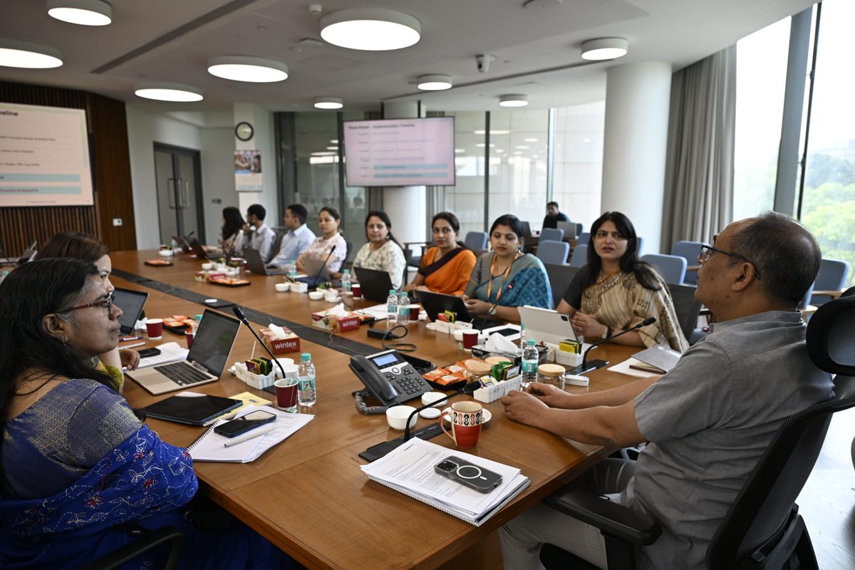 PIB_MoRD's tweet photo. 🏪 700 SHE-MARTs, 1,000 District Fulfilment Centres to be set up to ensure 6 crore Lakhpati Didis

🤝 Secretary, Rural Development Shri @kansalrohit69 Reviews Marketing Initiatives under DAY-NRLM

🔗https://t.co/g7fErFIgdJ https://t.co/KutGOfw8dh