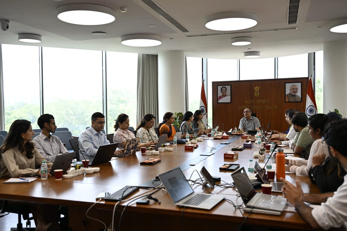 PIB_MoRD's tweet photo. 🏪 700 SHE-MARTs, 1,000 District Fulfilment Centres to be set up to ensure 6 crore Lakhpati Didis

🤝 Secretary, Rural Development Shri @kansalrohit69 Reviews Marketing Initiatives under DAY-NRLM

🔗https://t.co/g7fErFIgdJ https://t.co/KutGOfw8dh