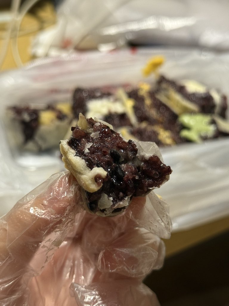 0xrouking's tweet photo. 前几个星期在抖音上刷到紫米饼
看起来挺好吃的
刚刚开的店，还没上外卖平台
想着哪天出门了就买来尝尝

今天终于出门了！！
顺便把紫米饼买了
真挺好吃的

未来每个老板都会拍视频，做直播
自媒体是赚钱最好的时代
只需要一台手机就可以赚钱
有自己的产品+每天雷打不动发30条视频
只问耕耘，不问收获
十年也成神了

发！发起来！
看到我这条视频的老板立刻发起来