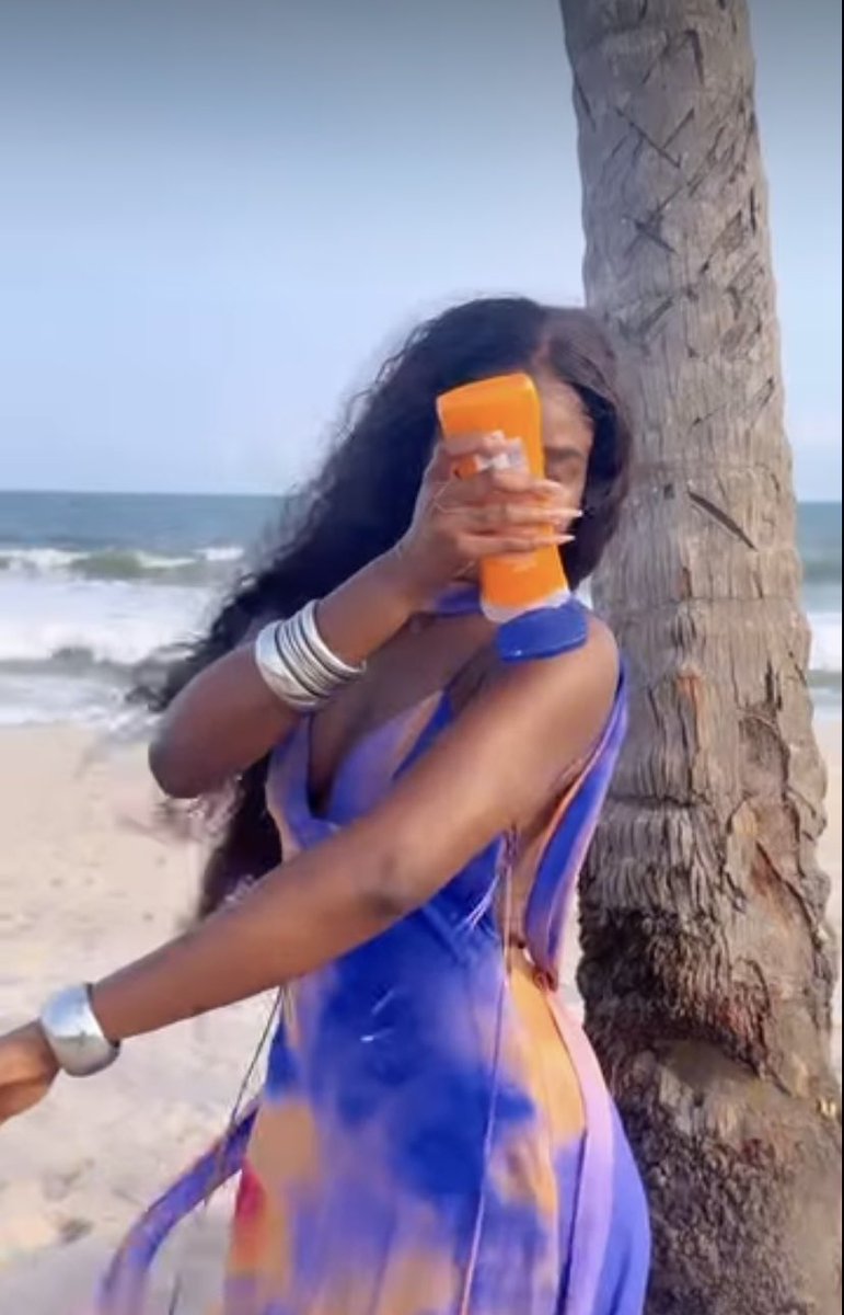 Materialistic Bella blowing kisses 🧨💚🩷 tweet media