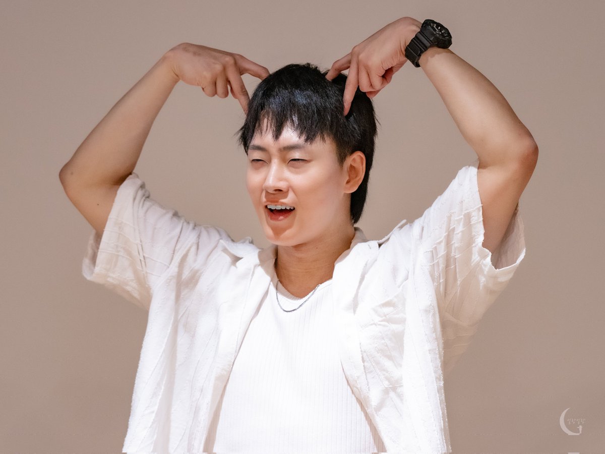1rang1rang_pic's tweet photo. 260614낮 뮤지컬 브라더스 까라마조프
퇴근길

#강하경 배우님 https://t.co/51y80mtpbx