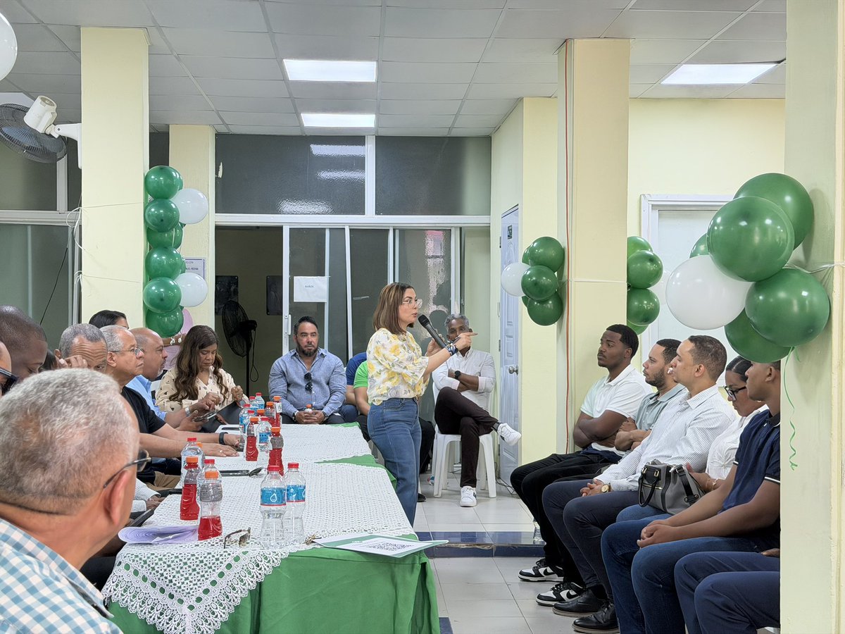 keylaReyna04's tweet photo. Cada día somos más fuertes junto a la @FPcomunica y el presidente @LeonelFernandez.

Abrazamos la causa del pueblo dominicano, trabajando unidos para ser más fuertes y construir un mejor país.

#SecretariaDeComunicacionesFP
#FuerzaDelPueblo
#DireccionDeRedesFP
#LeonelFernández https://t.co/q4ZBz94vuJ