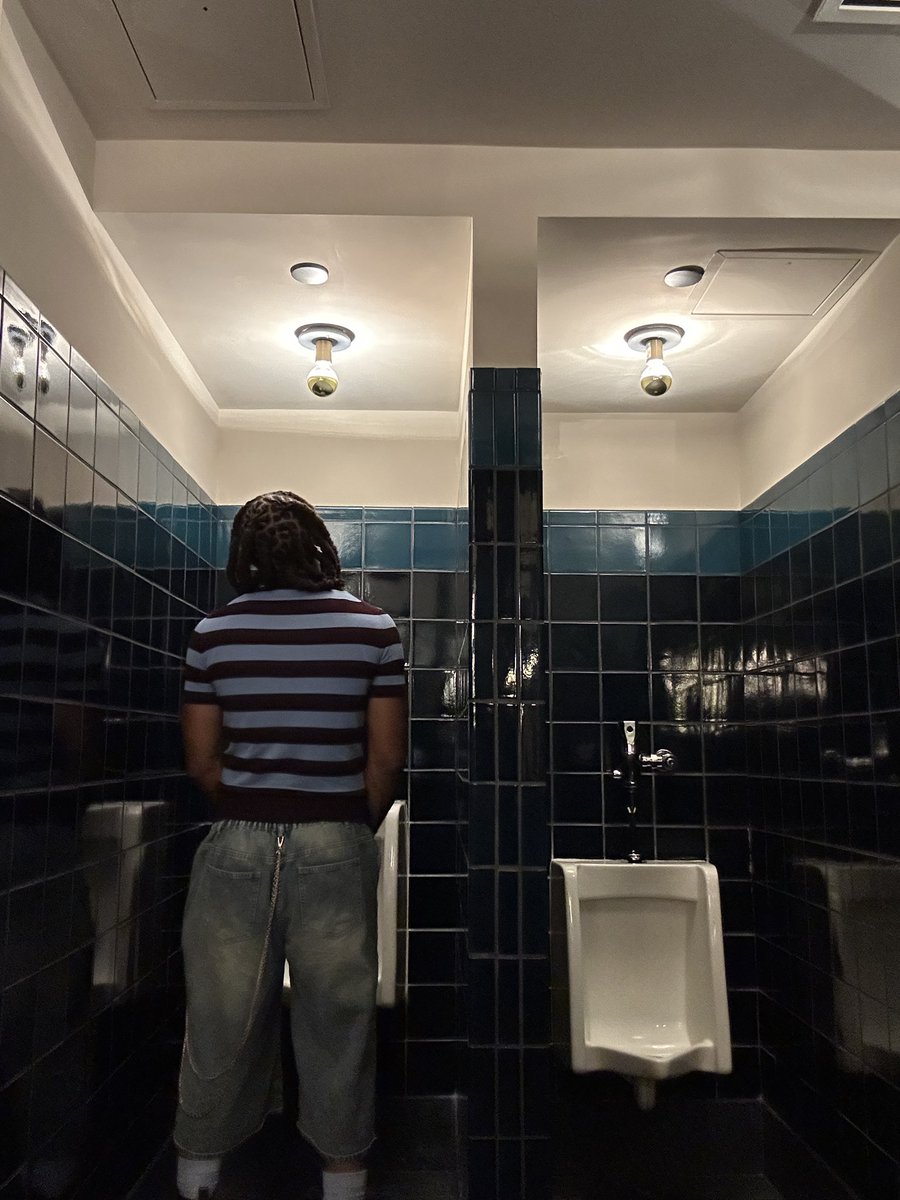 LeesingLove's tweet photo. Get out the frame or get pissed on https://t.co/4leIv5SSCi