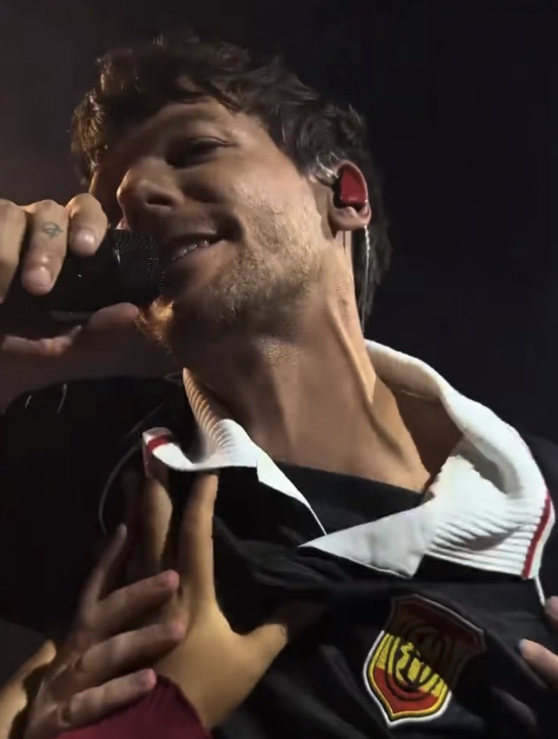loucidrry's tweet photo. this. is. obSCEEEEENE. https://t.co/FvjjLihTMv