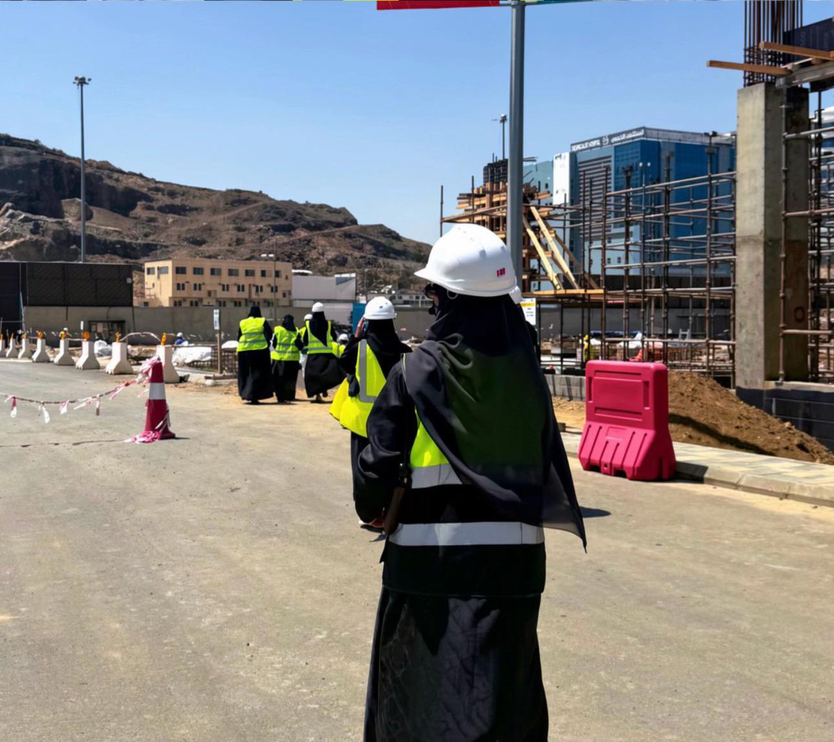ubayah23's tweet photo. مهندسات سعوديات في مشروع ابها ووك 🇸🇦 https://t.co/pSw4U6Amh5
