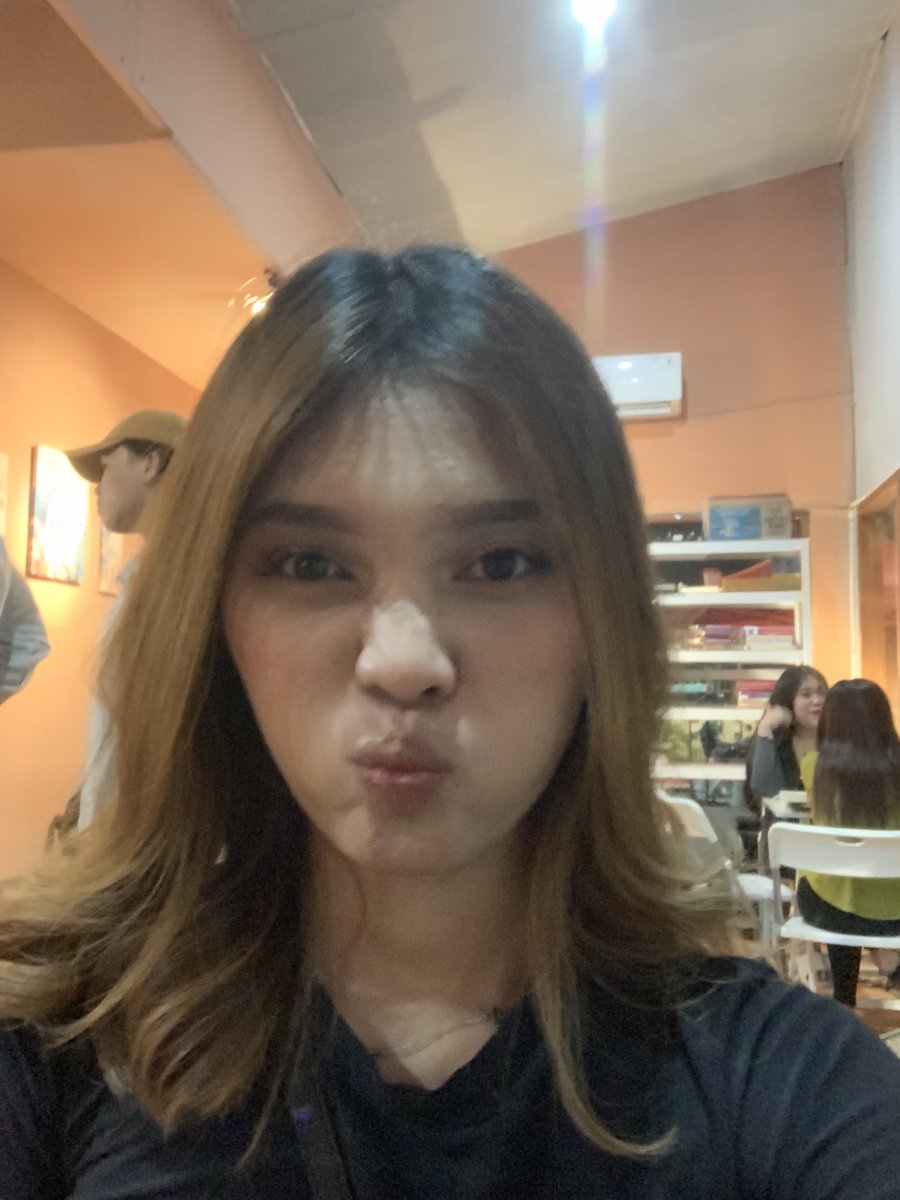 bluvmomma's tweet photo. Semua fotoku di angle ini marahki mukaku jirrr, ndaada temanku beres fotoka, giliran mereka bagus" kalo di ambilkan foto, tapi tetapja mau post, ka ndaada mih yang bisa ku post😭 https://t.co/1xdLHfRvZE