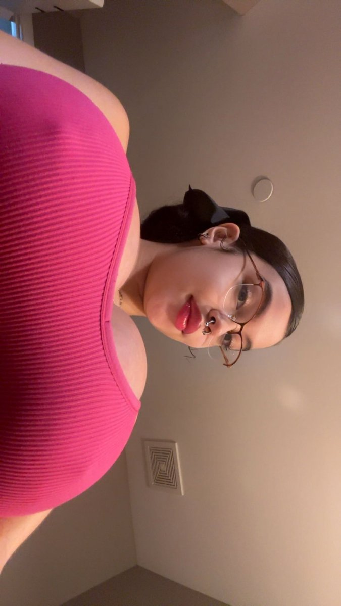 ImRainnRyder's tweet photo. got new glasses https://t.co/xRF0LfxiBI