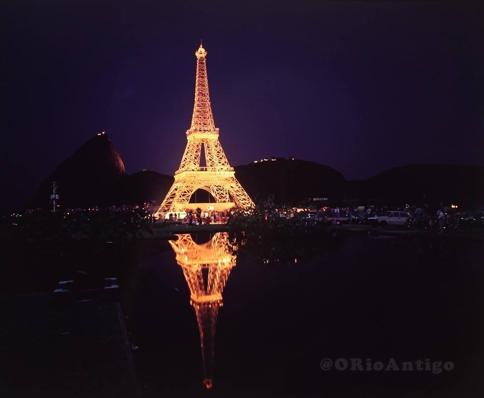 luscafusca150's tweet photo. me mandaram essa foto aqui também, surreal saber que ela era iluminada. Olha essa proporção com o Pão de Açucar! https://t.co/w6U9dFnkRK