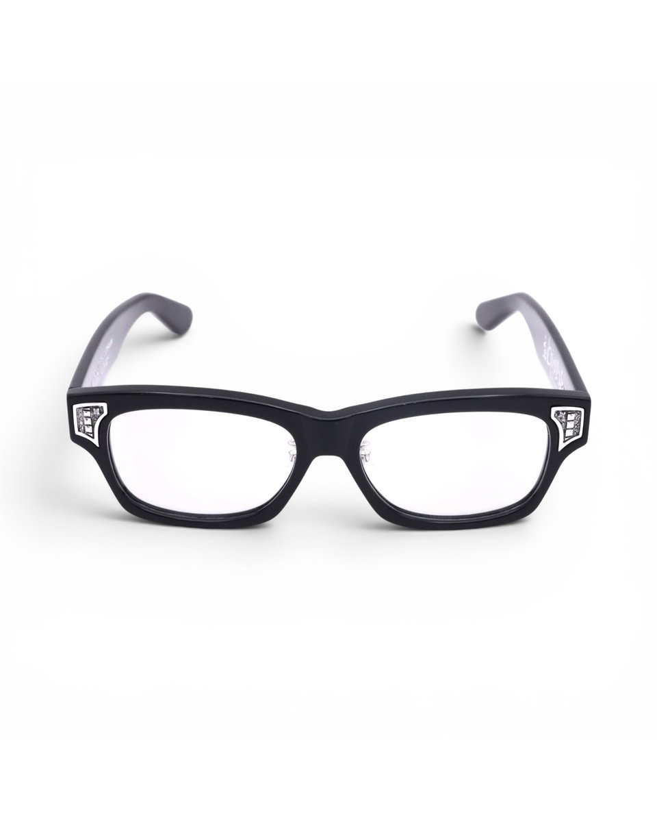fal_official's tweet photo. №：FA-EV-EW-0001-W

Chirolyn 60周年を記念した「Chirolyn×山森眼鏡 Collaboration Glasses」のF.A.L CUSTOM MODELから、左右対称パーツモデルがリリースされました！

「F.A.L×Chirolyn×山森眼鏡【トリプルコラボサングラス】　左右対称パーツモデル」
￥61,600(税込)

https://t.co/PjZnVnGoWJ

【Special item】

▮Chirolyn 60周年アニバーサリーとして、メガネづくりの聖地となっている福井県鯖江市で創業55年の「山森眼鏡」とのコラボレーションでリリースされた「"Die or Greed"Glasses」に、F.A.Lがメガネ用の装飾パーツをカスタマイズして製作されたトリプルコラボサングラス。
▮SILVER925製のパーツはプラ製のメガネのボディに手彫りでインレイ加工されています。
▮正面には、メガネのリムのシェイプに合わせてスタッズモチーフでデザインされたパーツを装飾。
▮キュービックジルコニアクリア1.5㎜の石が1石セットされています。
▮テンプルには、F.A.Lの代表モチーフ「ブラッドレスクロス」を装飾。
▮左右対称にパーツが装飾されたモデル。
▮メガネのリム部分への加工は装飾の強度を考慮して、穴あけ加工されたリムに2軸を通すことで固定されています。
▮通常版の眼鏡をお持ち込みいただてパーツの追加カスタムも可能です。

※こちらは、数量限定生産の商品です。眼鏡の在庫が無くなりしだい販売終了となります。