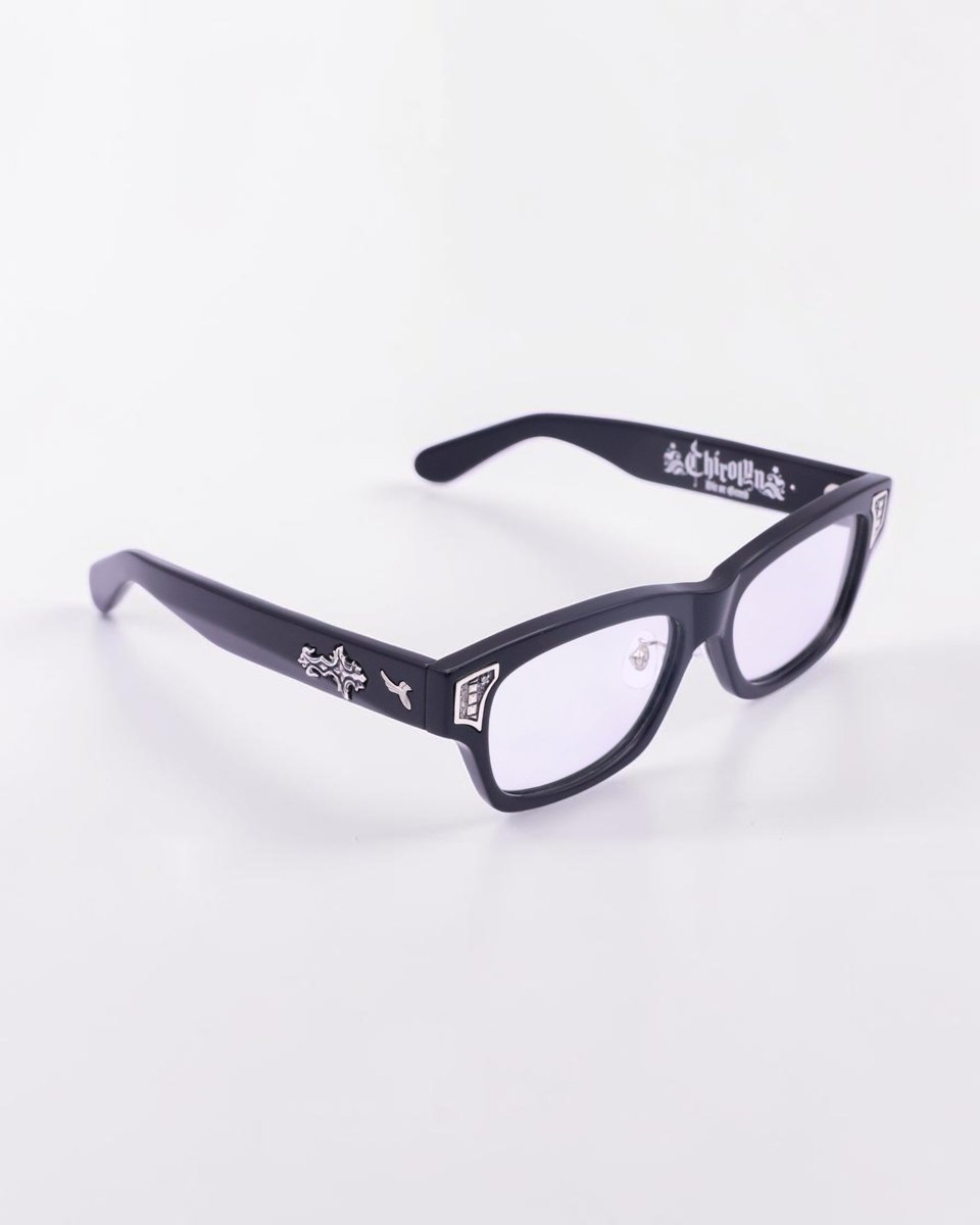 fal_official's tweet photo. №：FA-EV-EW-0001-W

Chirolyn 60周年を記念した「Chirolyn×山森眼鏡 Collaboration Glasses」のF.A.L CUSTOM MODELから、左右対称パーツモデルがリリースされました！

「F.A.L×Chirolyn×山森眼鏡【トリプルコラボサングラス】　左右対称パーツモデル」
￥61,600(税込)

https://t.co/PjZnVnGoWJ

【Special item】

▮Chirolyn 60周年アニバーサリーとして、メガネづくりの聖地となっている福井県鯖江市で創業55年の「山森眼鏡」とのコラボレーションでリリースされた「"Die or Greed"Glasses」に、F.A.Lがメガネ用の装飾パーツをカスタマイズして製作されたトリプルコラボサングラス。
▮SILVER925製のパーツはプラ製のメガネのボディに手彫りでインレイ加工されています。
▮正面には、メガネのリムのシェイプに合わせてスタッズモチーフでデザインされたパーツを装飾。
▮キュービックジルコニアクリア1.5㎜の石が1石セットされています。
▮テンプルには、F.A.Lの代表モチーフ「ブラッドレスクロス」を装飾。
▮左右対称にパーツが装飾されたモデル。
▮メガネのリム部分への加工は装飾の強度を考慮して、穴あけ加工されたリムに2軸を通すことで固定されています。
▮通常版の眼鏡をお持ち込みいただてパーツの追加カスタムも可能です。

※こちらは、数量限定生産の商品です。眼鏡の在庫が無くなりしだい販売終了となります。