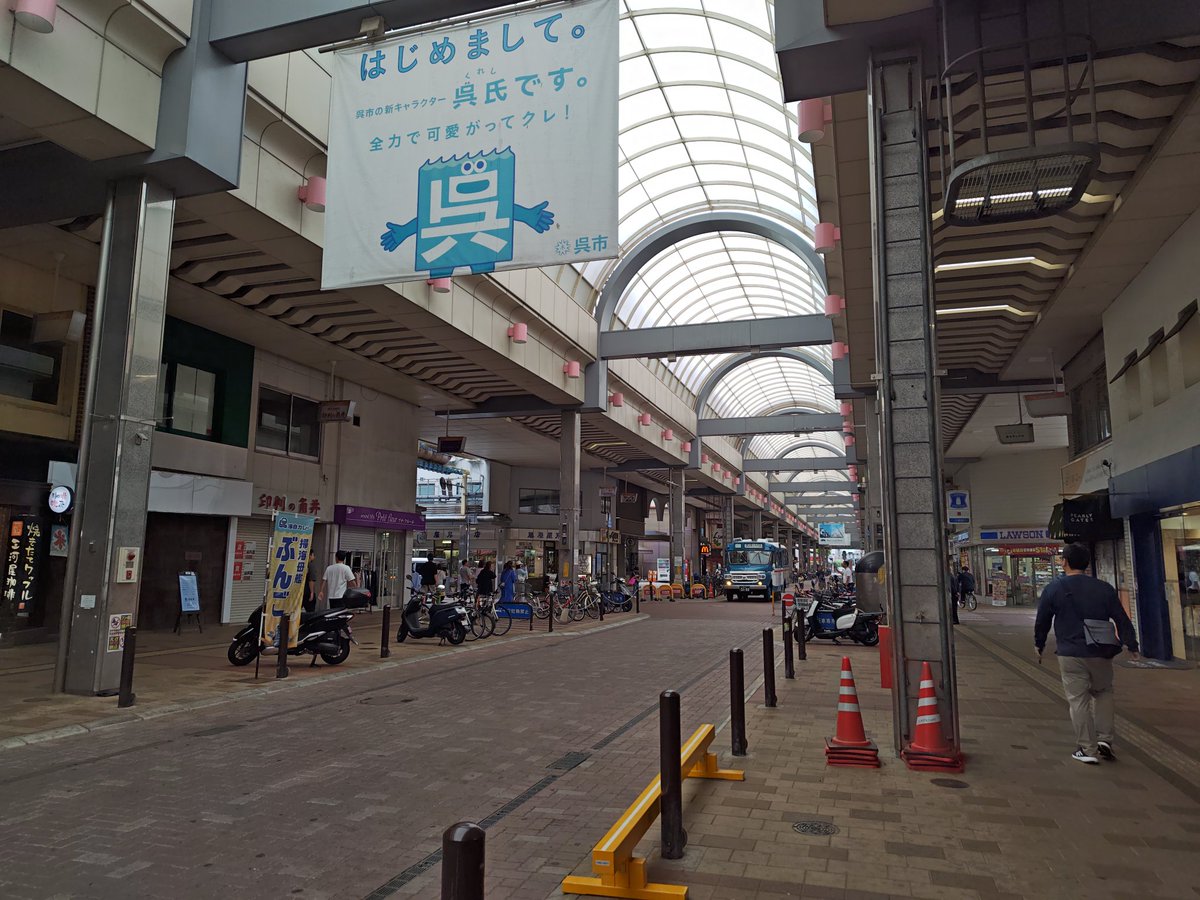 SHIBUMOYAN's tweet photo. 商店街の中を https://t.co/FO7sCEqvzW