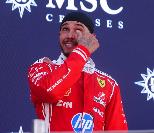 EstagiariodaF1's tweet photo. Lewis Hamilton muito emocionado no pódio com a primeira vitória pela Ferrari

estamos vendo a história ser escrita

que privilégio https://t.co/FCihQKtrXG