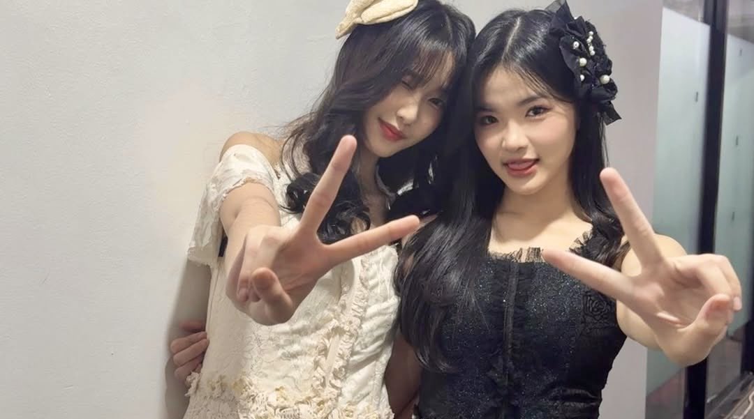 ForLoveliest's tweet photo. SKSKSK THE HAND PLACEMENT??? 
TOLONG GAK UDAH UDAH INI NYENGIRNYA DARI TADI 😭 https://t.co/1Xld1MASND