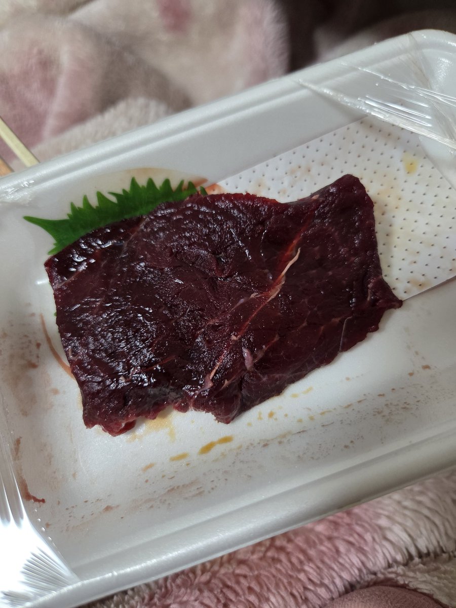 teru___6's tweet photo. クジラを丸かじりする https://t.co/R1WAFZmyTu