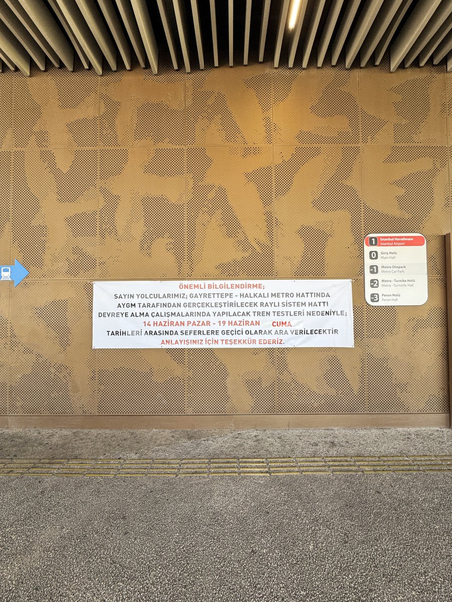 ysrdnl's tweet photo. Kabul edelim Ulaştırma Bakanlığı metro işletemiyor. Havaalanı metrosu zaten bir sorun olmadığı durumda dahi 20 dakika da bir sefer yapıyor. 

Şimdi de 5 günlüğüne metroyu kapatmışlar. Terminal ile metro istasyonu arası yürüyerek 12 dakika. İstasyona gelene kadar metronun çalışıp çalışmadığını anlayamıyorsunuz. Aradaki uyarılar gözünüzden kaçabiliyor. 

İstasyon kapı duvar, ortada bir görevli yok. Değnekçiler taksi müşterisi peşinde. Turistler ne olduğunu anlamaya çalışıyor. 

Gerisin geri döndüm. Baktım telefonuyla oynayan bir görevli. “Ya şuraya bir şerit çeksenize, düzgünce uyarsanıza” diyorum, “arada kaçabiliyor” diyor. 

O sırada çalınan yarım saat.