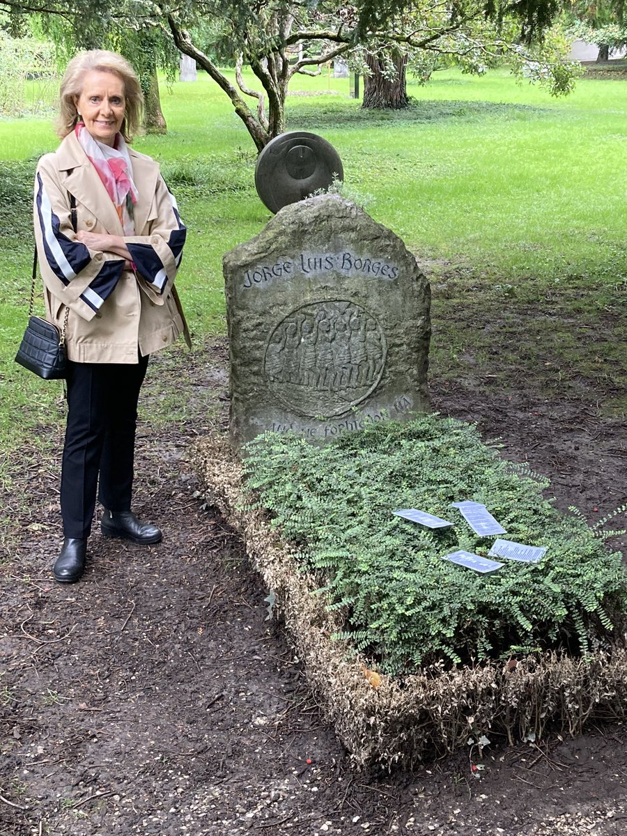 MVilallonga's tweet photo. Jorge Luis Borges es va enamorar de Ginebra. L’ajuntament va cisellar una frase seva on va viure. El text continuava: “Sé que volveré siempre a Ginebra, quizá después de la muerte del cuerpo.” Borges va morir a Ginebra avui fa 40 anys, i allà reposa, al cementiri de Plainpalais. https://t.co/y4dOoNmqXt