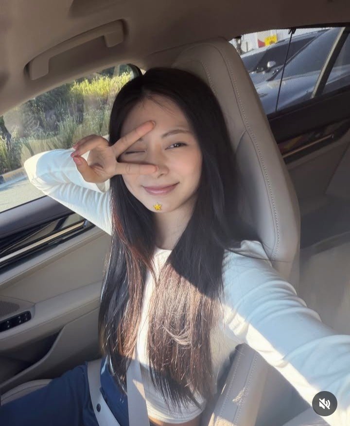 Saneke_'s tweet photo. A Tzuyu le regalaron un auto de cumpleaños, que ¿?!??!? Seguramente fue Jeongyeon 😭 https://t.co/XtihkO9sQc