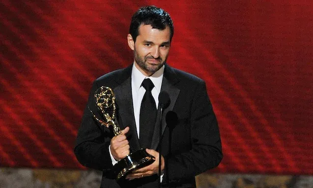 GlezVinaAdrian's tweet photo. Greg Yaitanes ganó por #House el Emmy a Mejor dirección en Drama en 2008, concretamente por el episodio 'La cabeza de House'. Un gran capítulo, y un ganador con talento... pero me resulta increíble que ganara a los pilotos de #MadMen, #BreakingBad y #DañosYPerjuicios. Qué nivel https://t.co/uEMvtKRSmA
