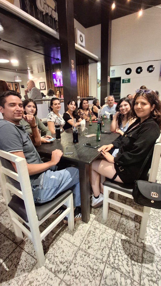 masdurango's tweet photo. Blak Ribs &amp; Wings reabrió el viernes 12 de junio en Durango.
MásDurango  único medio invitado.
Vibra real. Sala llena. Lalo de vuelta con su gente.
Zaira viene a probar los platillos. Pronto les contamos todo.
Bienvenidos de vuelta🖤
#Durango #BlakRibsAndWings #OpeningDurango https://t.co/E1GWy39O0O