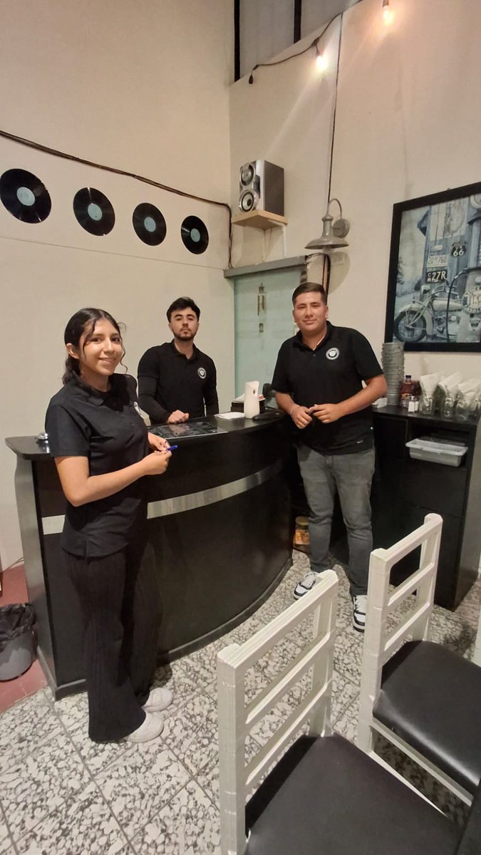 masdurango's tweet photo. Blak Ribs &amp; Wings reabrió el viernes 12 de junio en Durango.
MásDurango  único medio invitado.
Vibra real. Sala llena. Lalo de vuelta con su gente.
Zaira viene a probar los platillos. Pronto les contamos todo.
Bienvenidos de vuelta🖤
#Durango #BlakRibsAndWings #OpeningDurango https://t.co/E1GWy39O0O