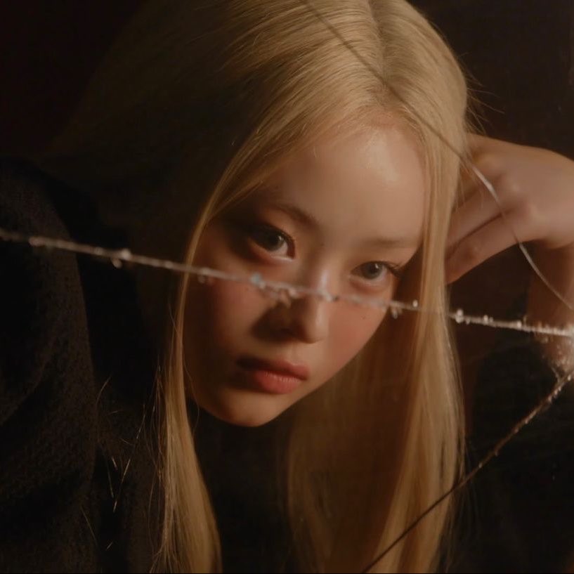 jeansgratis's tweet photo. blonde hanni looked so expensive https://t.co/DFMKxDMHJq
